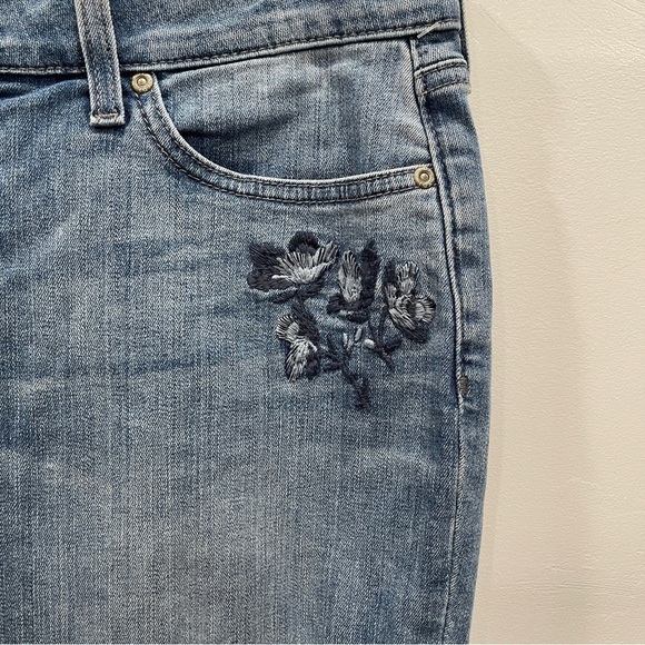 NYDJ Boyfriend Jeans Embroidered Size 8 - Picture 4 of 15